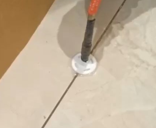 邗江瓷砖空鼓维修公司专业解答瓷砖在铺贴过程中，如果没有涂抹均匀到位的粘结材料（如水泥砂浆或瓷砖胶），可能会导致以下问题