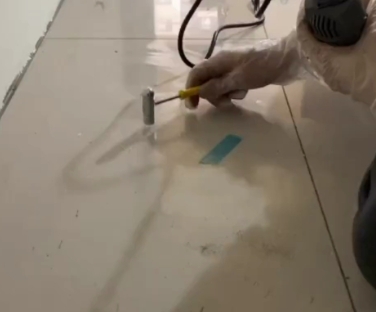 邗江瓷砖开裂维修公司专业分享瓷砖在铺贴前如果没有沥干水分，将会导致以下问题